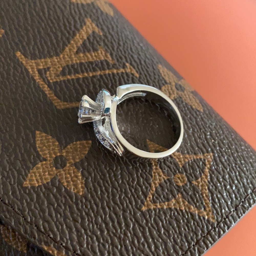 Beautiful fashion ring